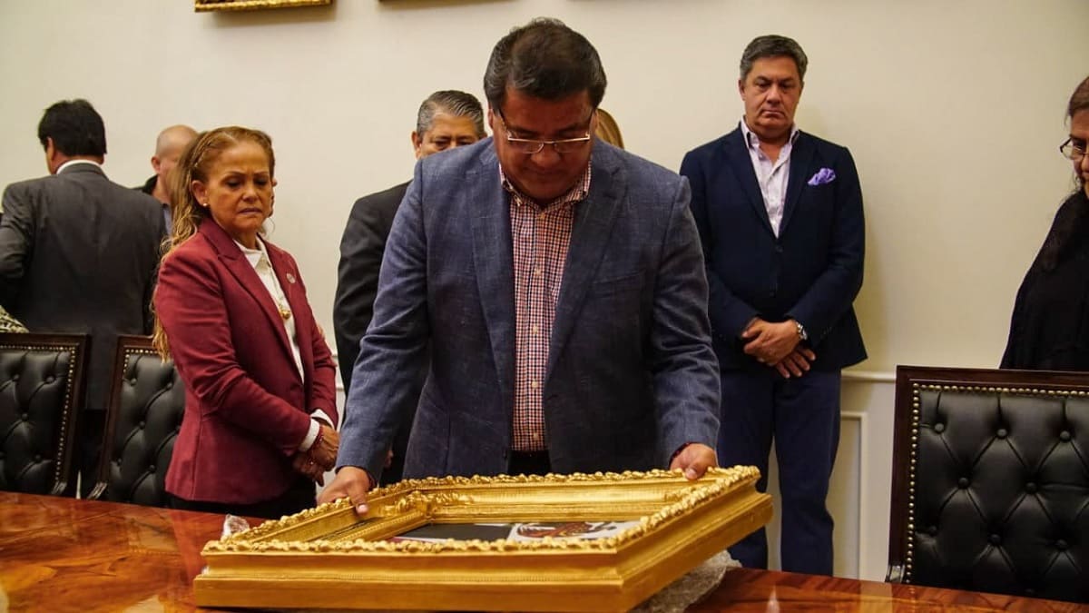 FOTOS: Colocan cuadro de Barbosa en el Salón Gobernadores de Puebla 8 colocan cuadro de barbosa salon gobernadores1 1