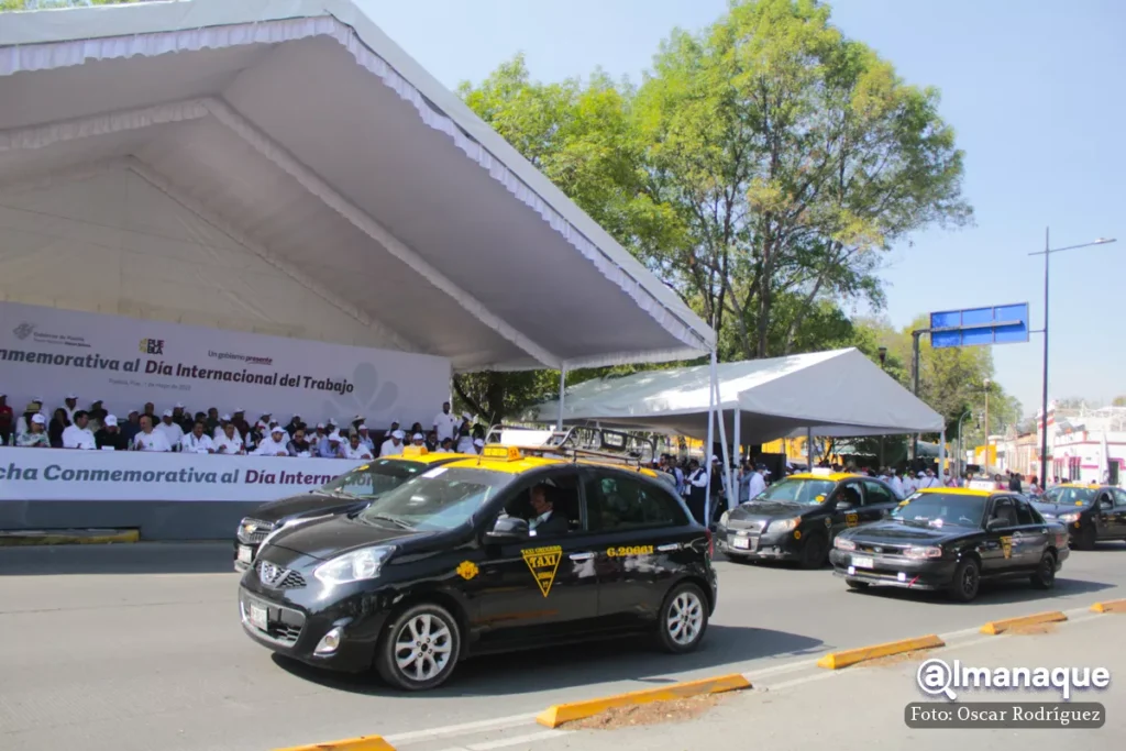 taxistas participaron en la marcha del Día del Trabajo en Puebla 