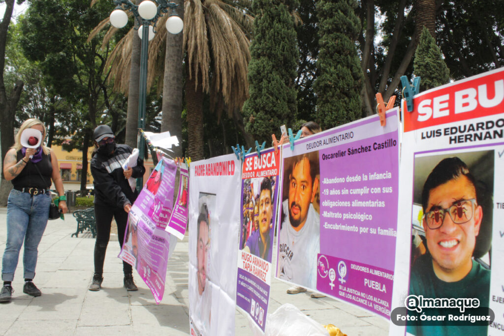 Mujeres en Puebla se manifiestan contra deudores alimentarios