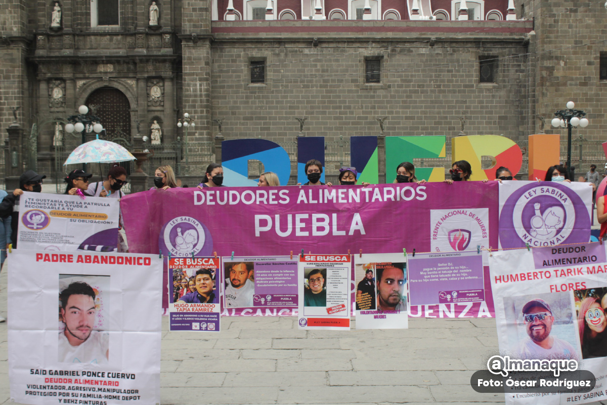 Madres exhiben a deudores alimentarios en el zócalo de Puebla para exigir pago de pensiones 8 deudores alimentarios 1