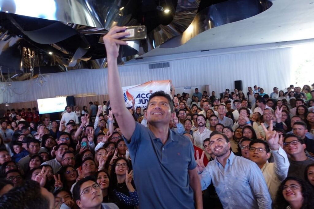 Eduardo Rivera se reúne con jóvenes panistas