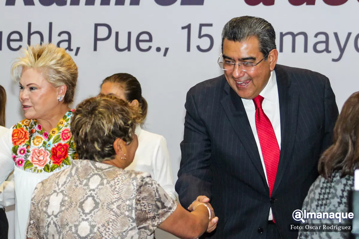 entrega de reconocimientos medallas a maestras y maestros poblanos 5