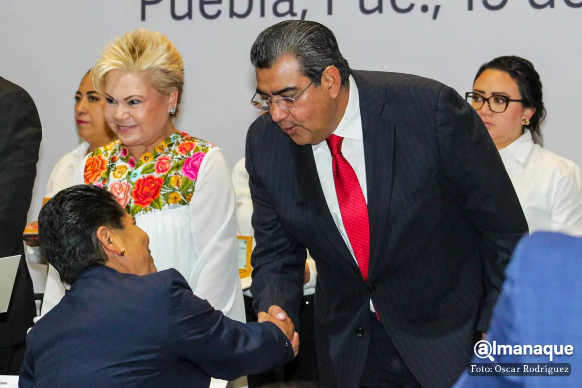entrega de reconocimientos medallas a maestras y maestros poblanos 6