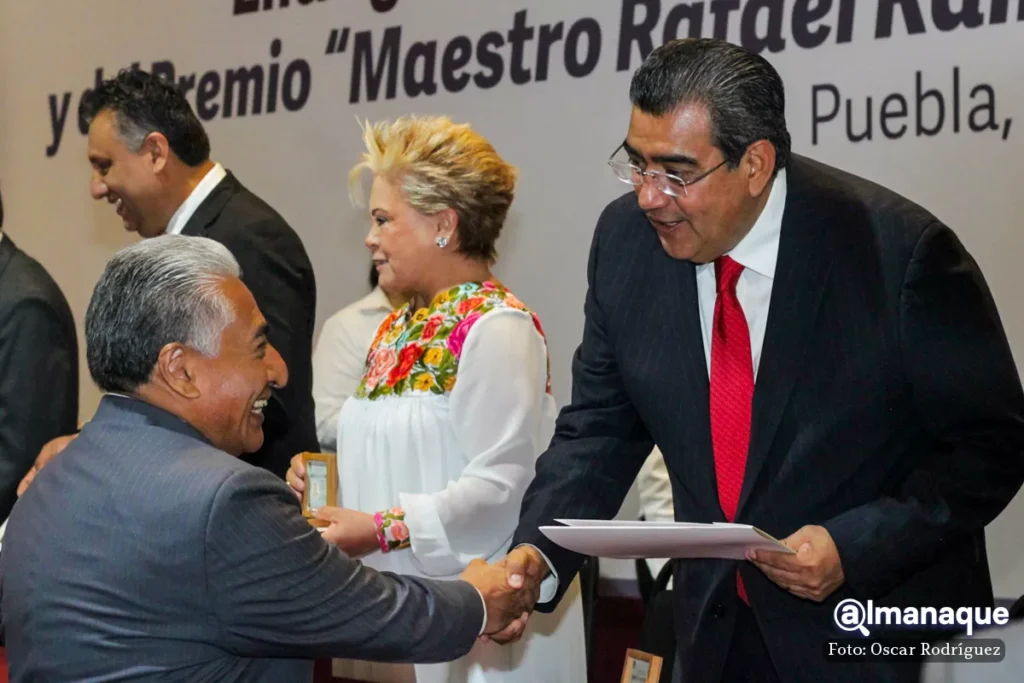 entrega de reconocimientos medallas a maestras y maestros poblanos 7
