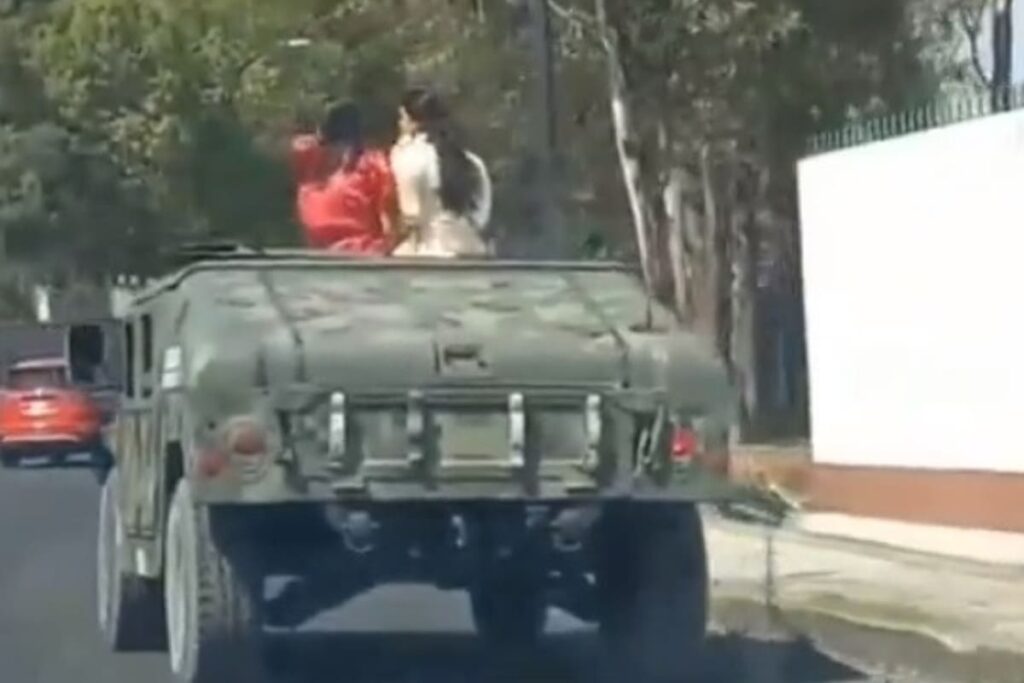captan a jovenes en vehiculo militar de puebla