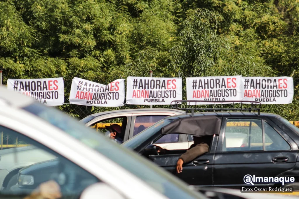 mantas adan agusto en Puebla 4