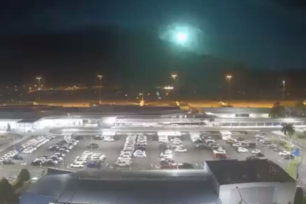 VIDEOS: Captan caída de meteorito que iluminó el cielo en Australia 3 Meteorito cae en Australia