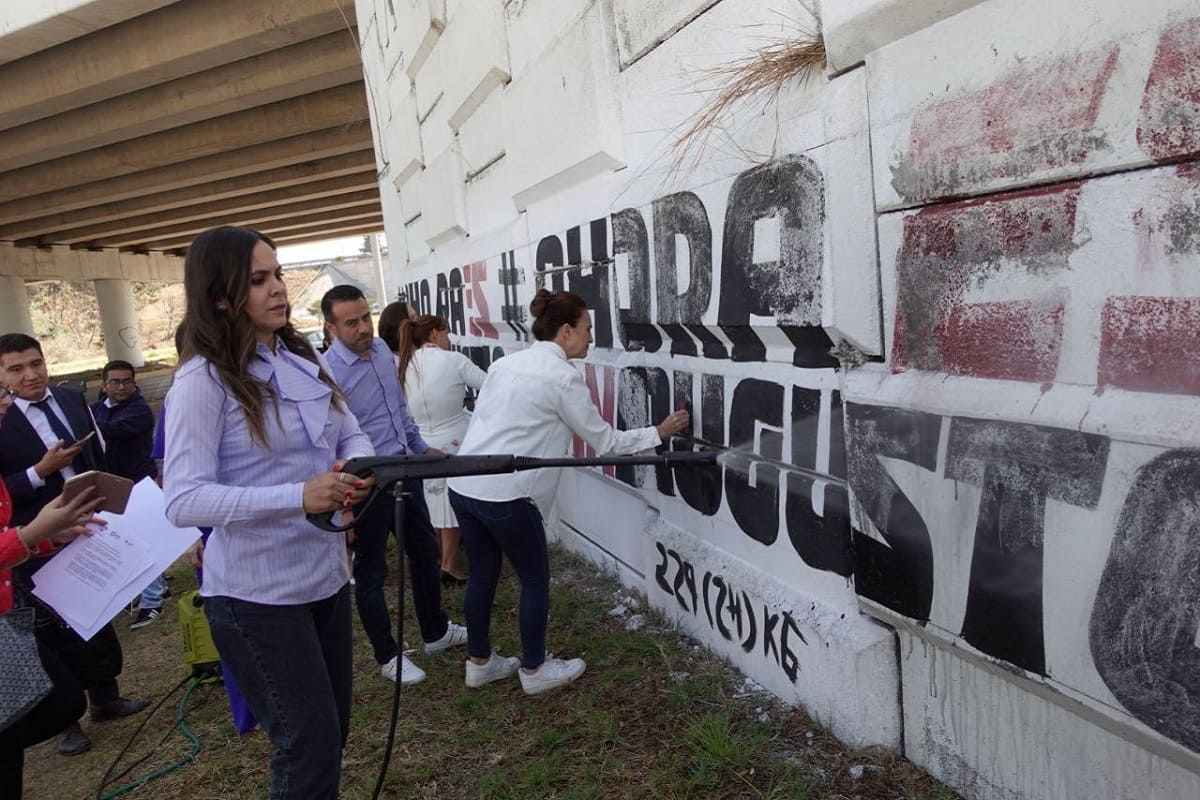 Panistas poblanos despintan bardas que promocionan a Adán Augusto en la vía Atlixcáyotl 3 panistas poblanos despintan bardas de Adán Augusto