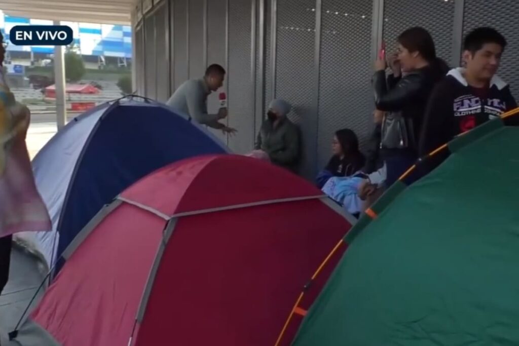 Poblanos acamparon casi dos días para ver a Morat
