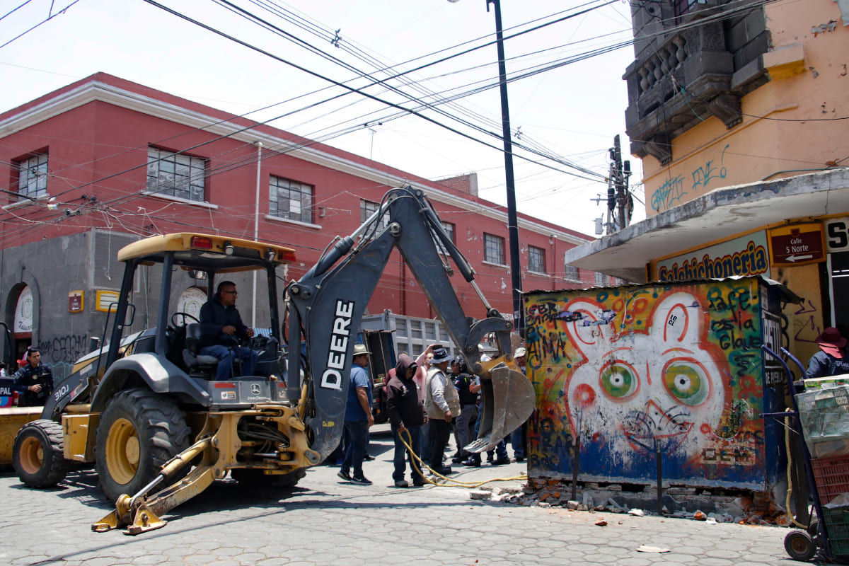 Ayuntamiento de Puebla retira casetas de periódicos por trabajos de intervención 4 retiran casetas de periódicos