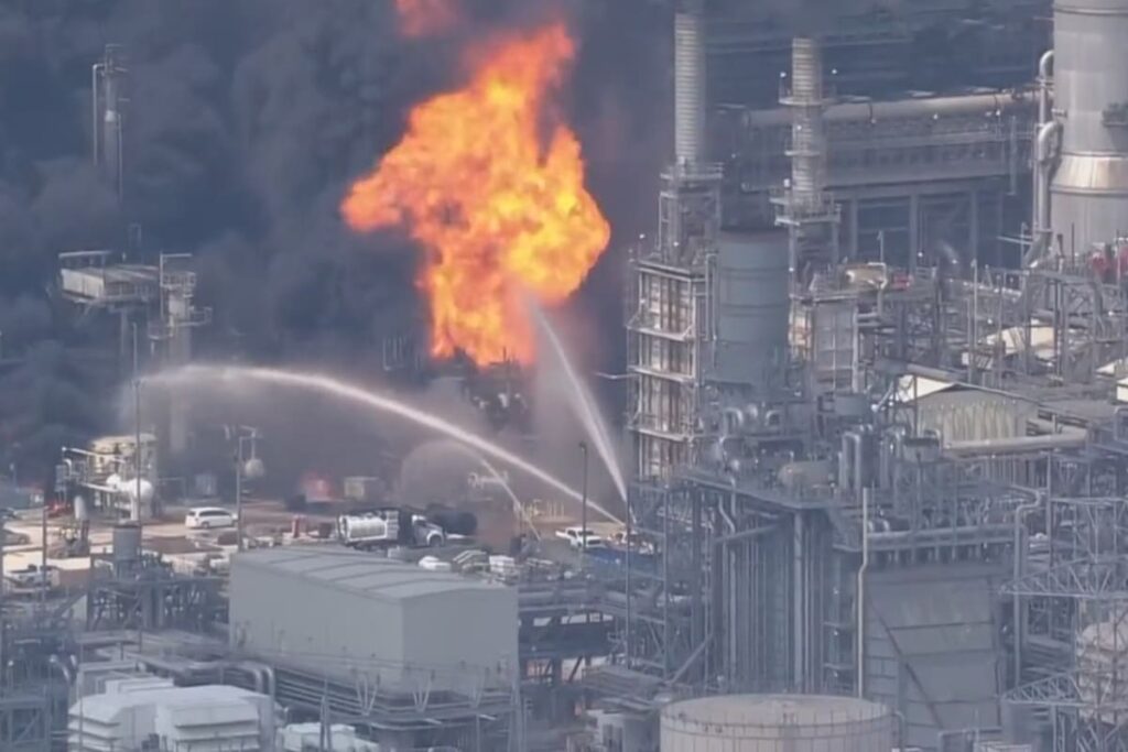 Se incendia refinería en texas