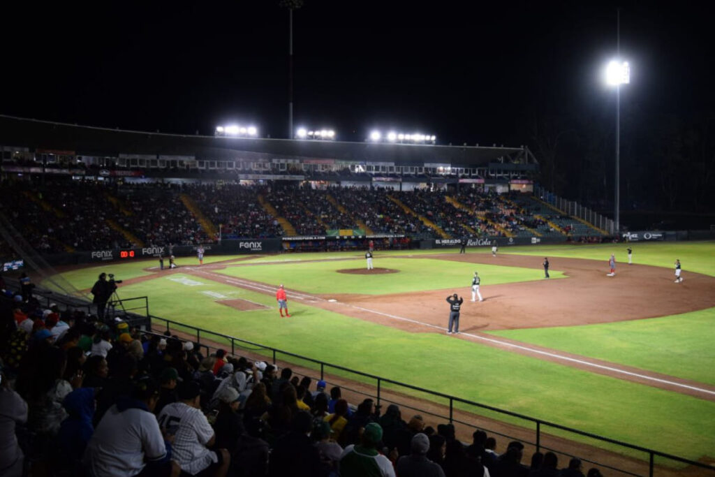 Suspenden partidos de béisbol por caída de ceniza