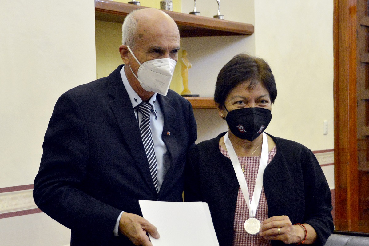 Entrega Universidad de Camagüey medalla conmemorativa de su 55 aniversario a Lilia Cedillo 1 A Medalla