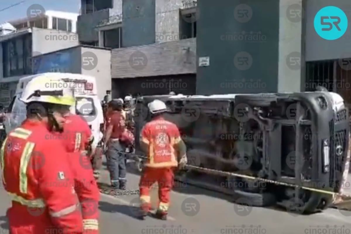 Choque entre dos unidades de transporte público deja 10 lesionados y una unidad volcada 3 Choque circuito juan pablo II y 18 sur