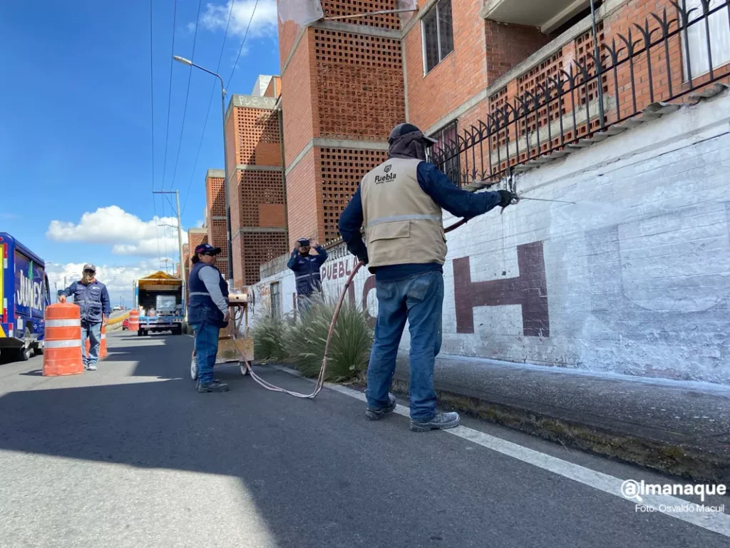 FOTOS: Borran publicidad política en las bardas del Periférico y San Bartolo 12 Despintado de bardas politicas Puebla 7