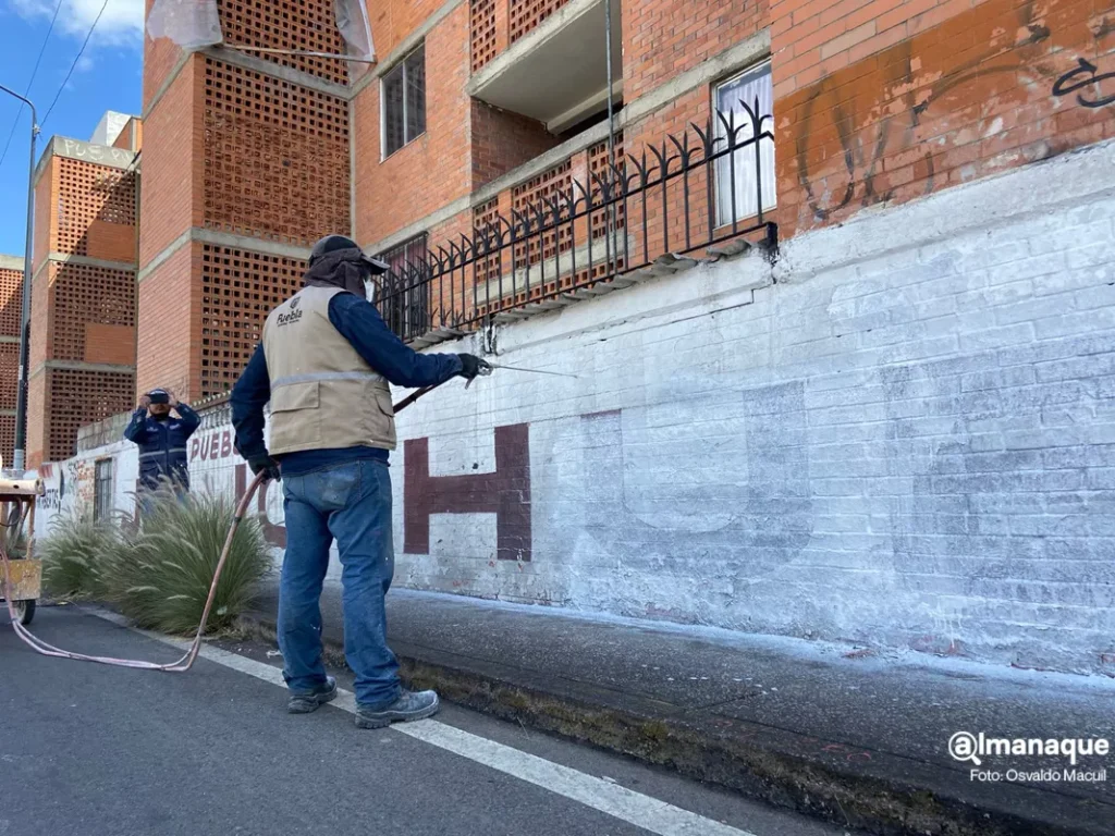 FOTOS: Borran publicidad política en las bardas del Periférico y San Bartolo 13 Despintado de bardas politicas Puebla 9