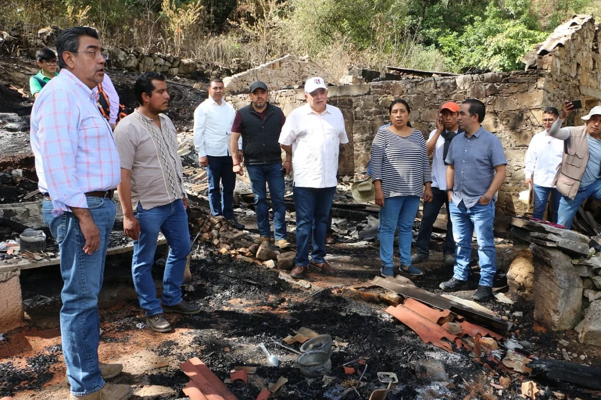 Gobierno de Puebla destinara un millon de pesos para casas danas en el incendio forestal de Zacatlan