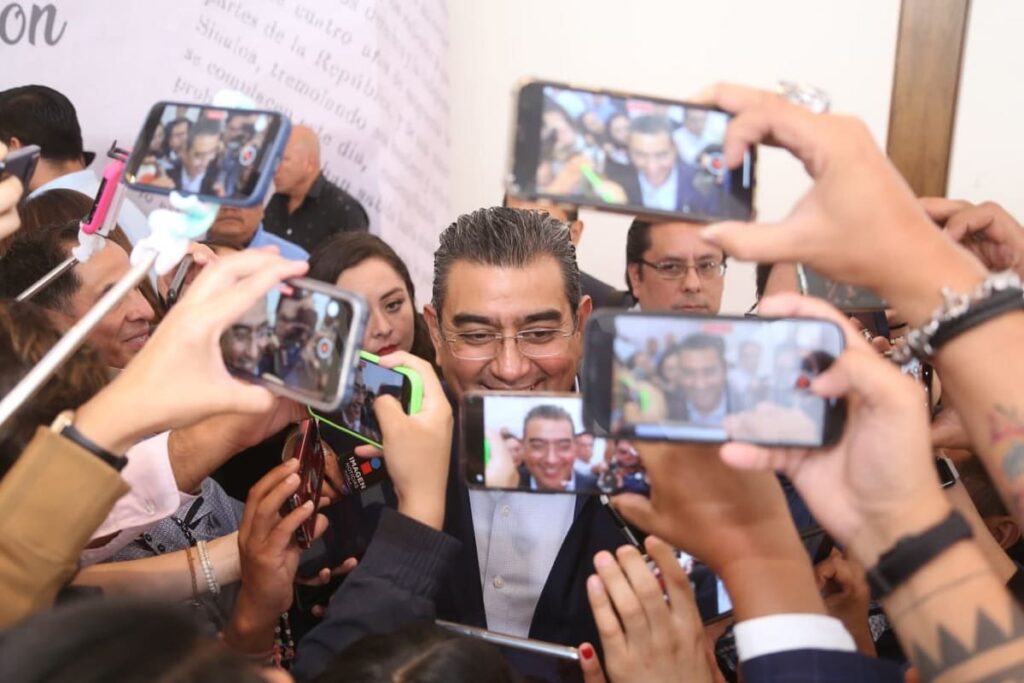 Gobernador promete salvaguardar integridad de periodistas en Puebla