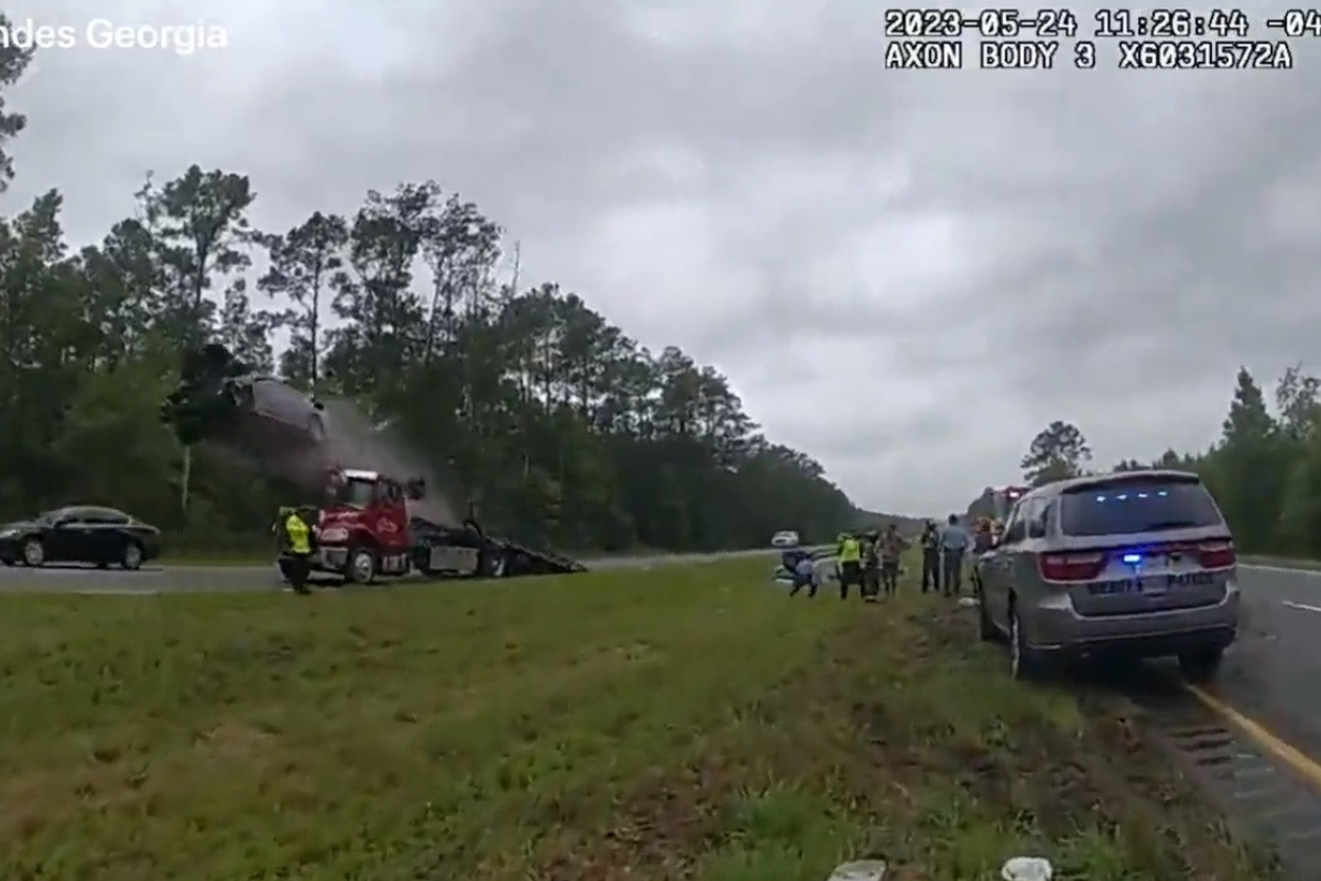 Conductora vuela con su auto en rampa de grúa