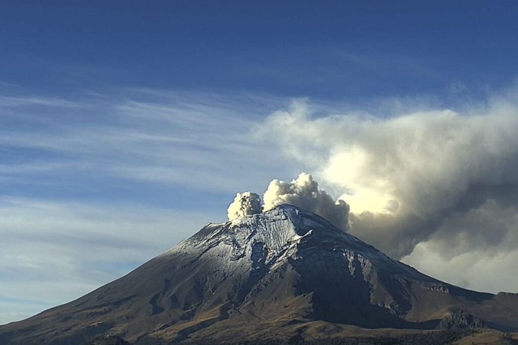 ceniza redujo turismo en Puebla