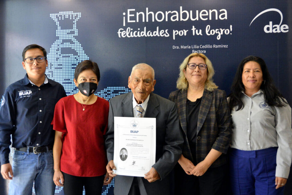 don felipe recibe titulo 1