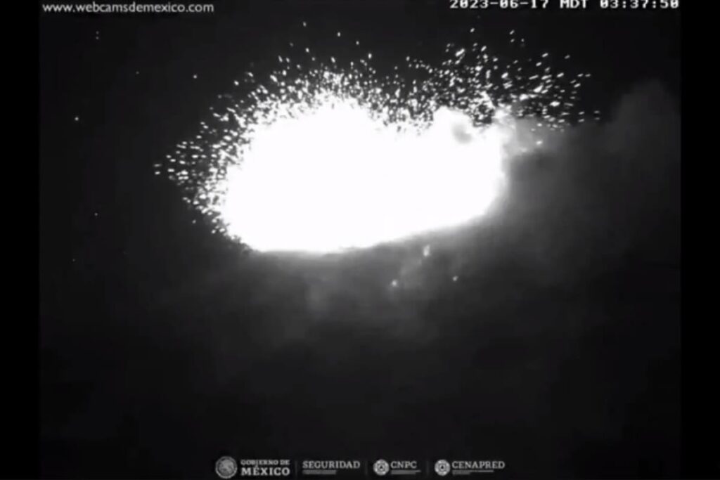 VIDEO Popocatépetl registra fuerte explosión durante la madrugada