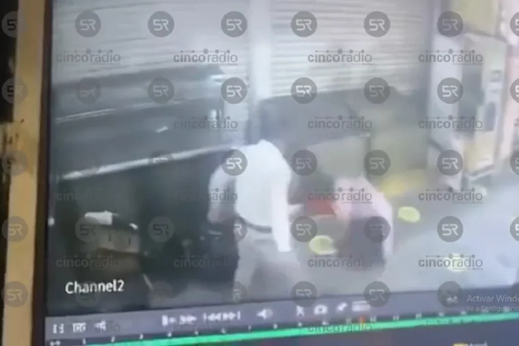 golpean a mujer afuera de negocio de cemitas en Puebla