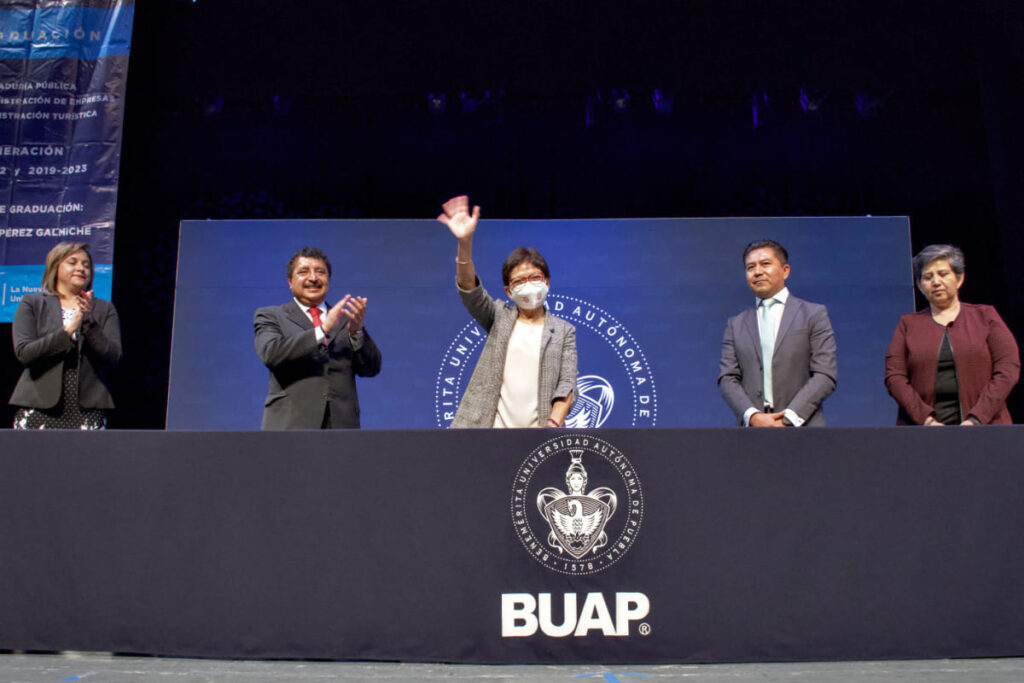 lilia cedillo encabeza graduaciones buap 1