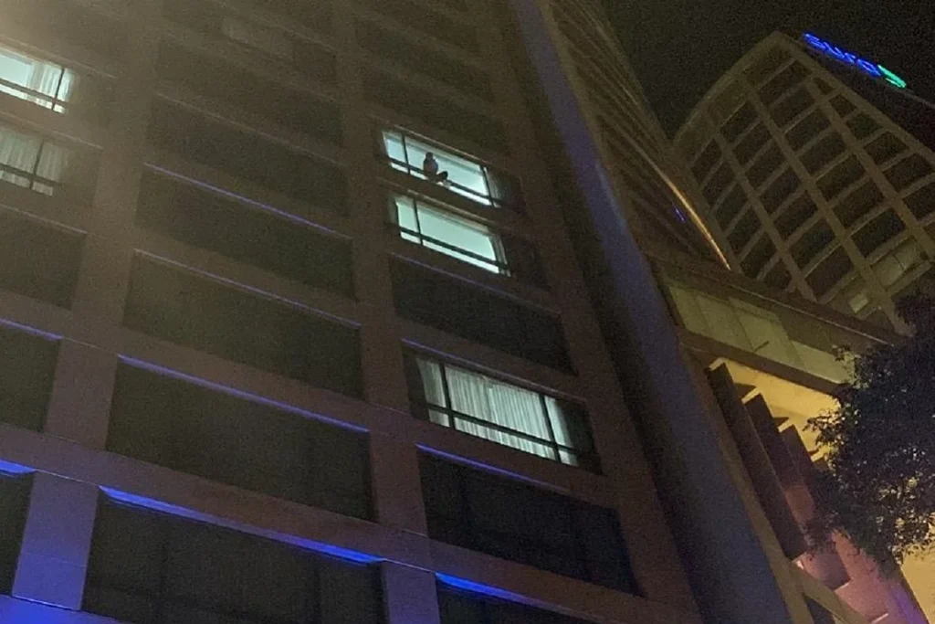 mujer se arroja del Holiday Inn paseo de la reforma