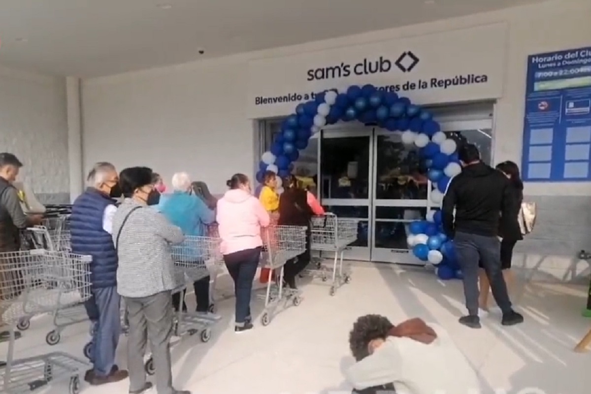 VIDEO: Poblanos hacen fila para la inauguración del Sam's Club de Vive la Ciénega 3 poblanos hacen filas para la inauguracion del sams vive la cienega