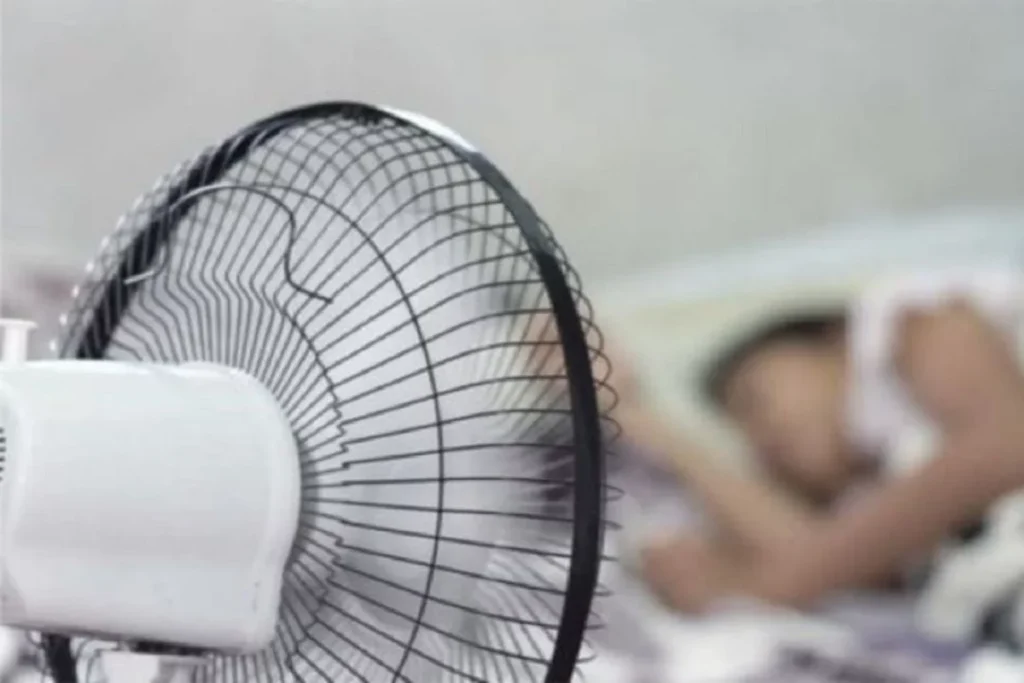 por estas razones no debes dormir con el ventilador prendido