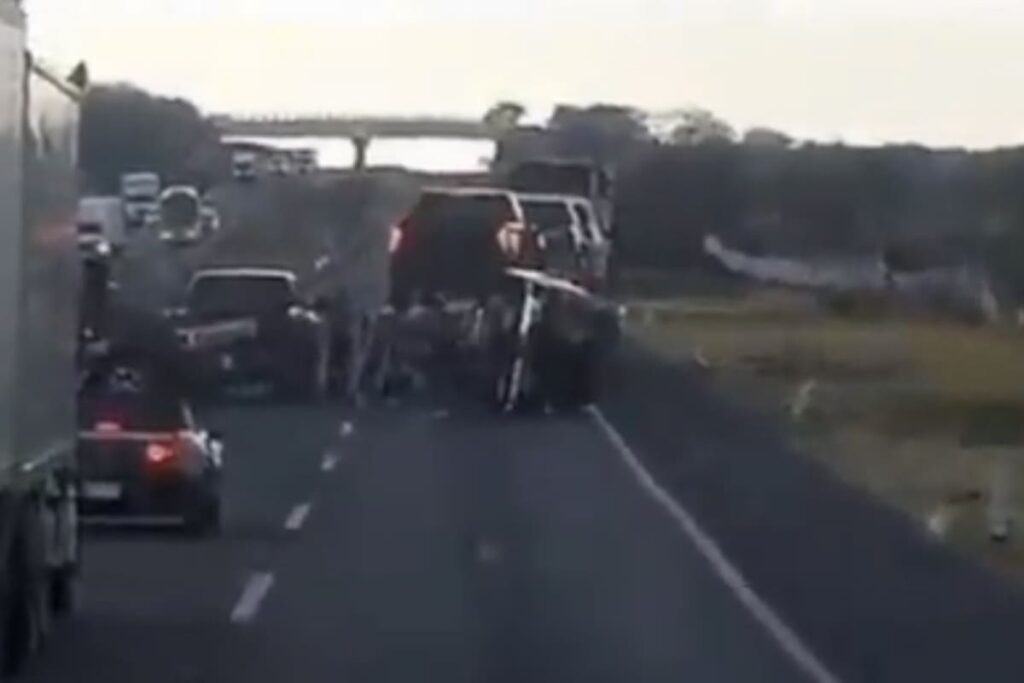 VIDEO FUERTE: Mujer se arroja del séptimo piso del Holiday Inn en Paseo de la Reforma 3 Comando armado roba autos de lujo