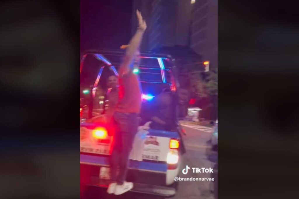Usan patrulla para grabar TikTok en Acapulco