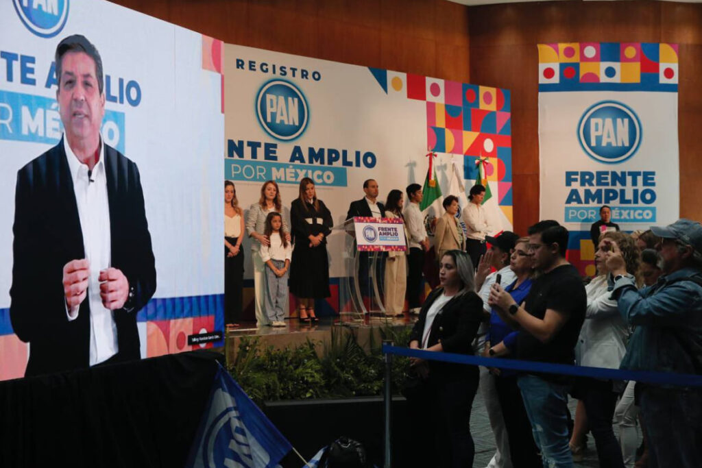 Cabeza de Vaca se registra como aspirante presidencial