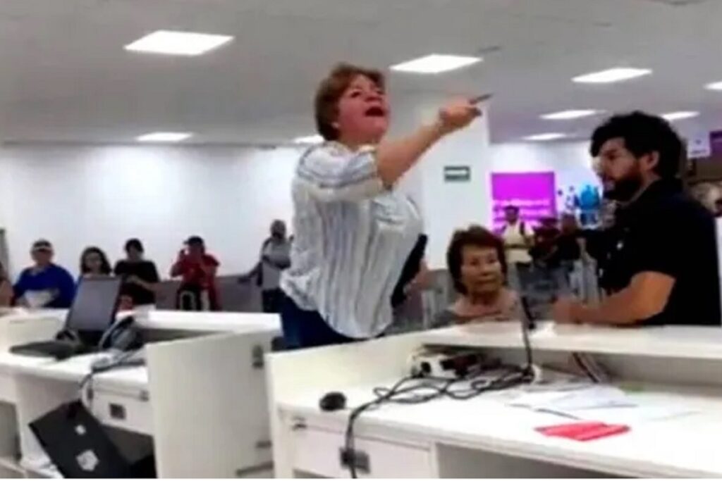 Mujer enfurece y destruye computadoras en el AICM