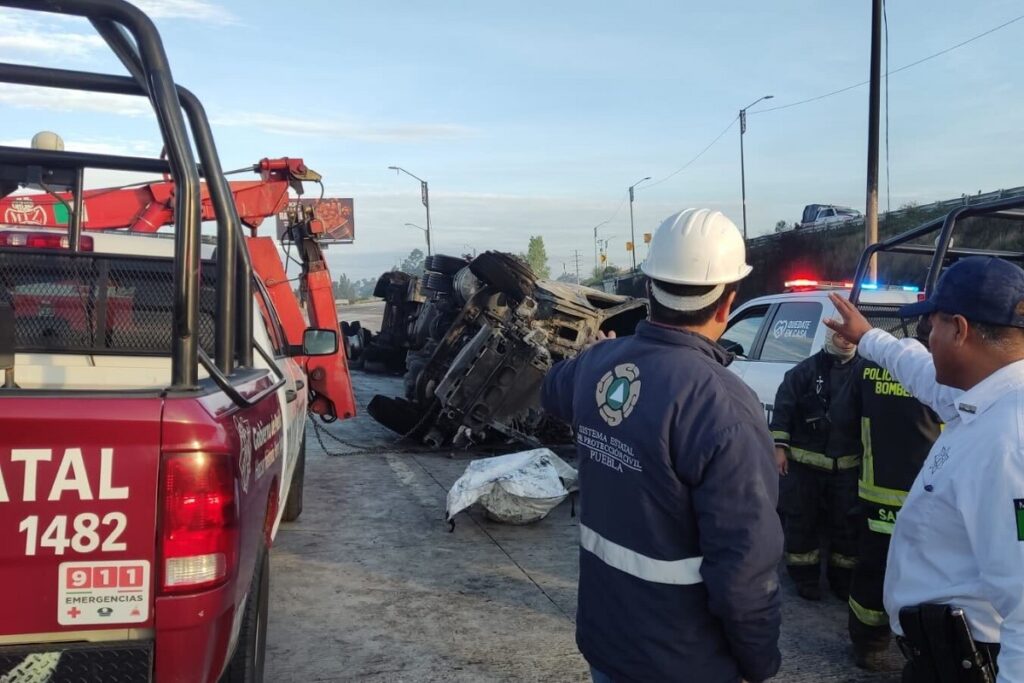 Controlan incendio por volcadura de pipa en Momoxpan 3 Momoxpan