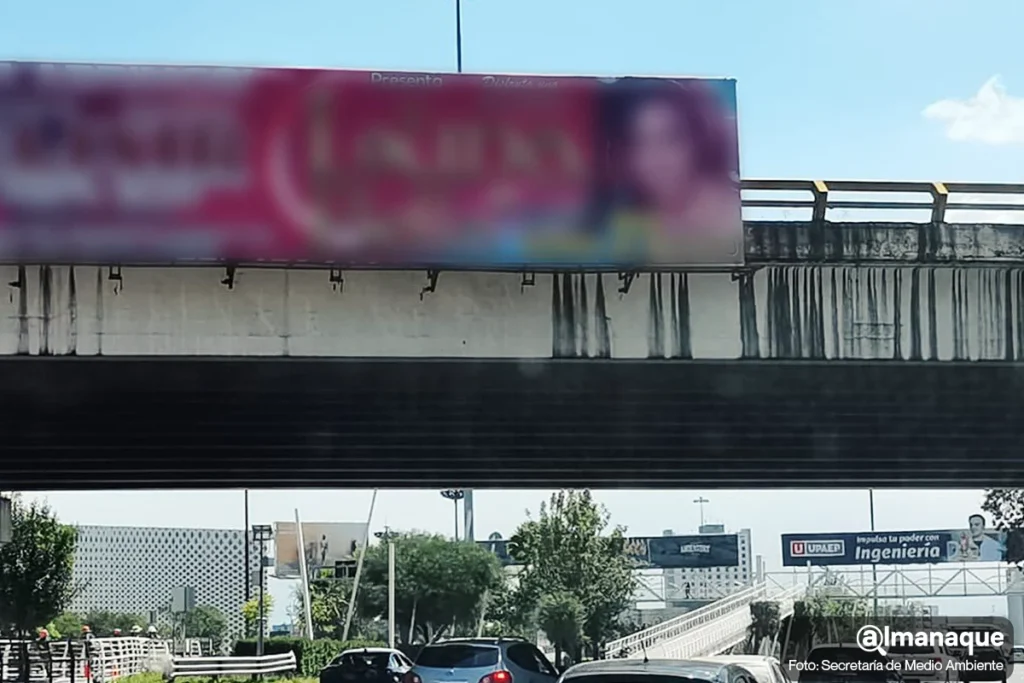 Retiran mobiliario urbano de 19 impresiones publicitarias por fomentar el sexismo y la cosificacion 3