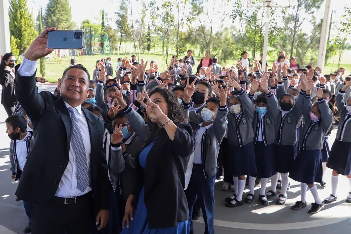 Encabeza Mundo Tlatehui ceremonia cívica en la Primaria Oficial Justo Sierra en San Antonio Cacalotepec 1 San Antonio Cacalotepec