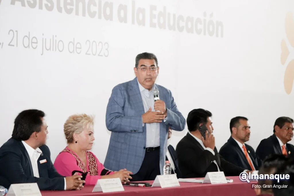 Sergio Salomón respalda a magisterio poblano