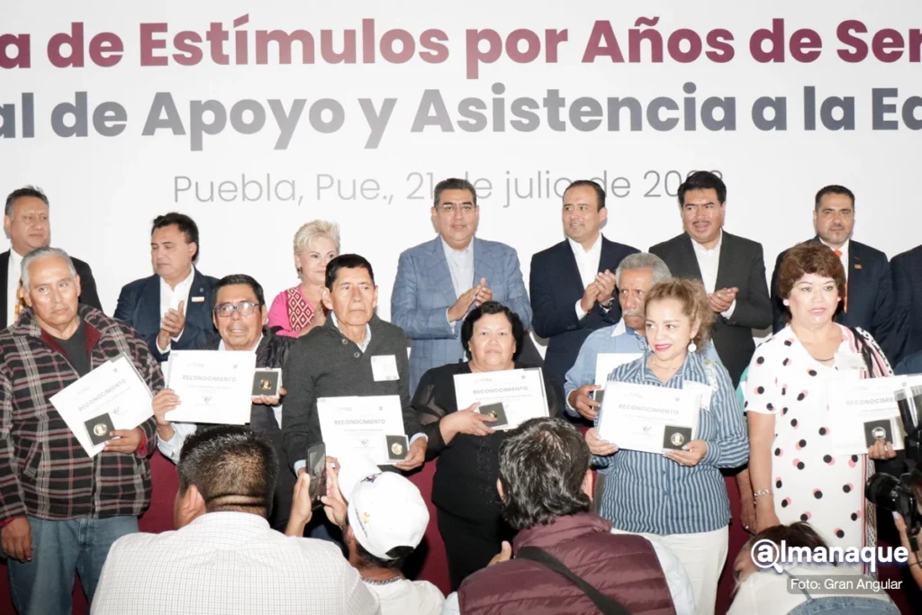 Sergio Salomon Entrega de Estimulos a Personal de Apoyo a la Educacion 6