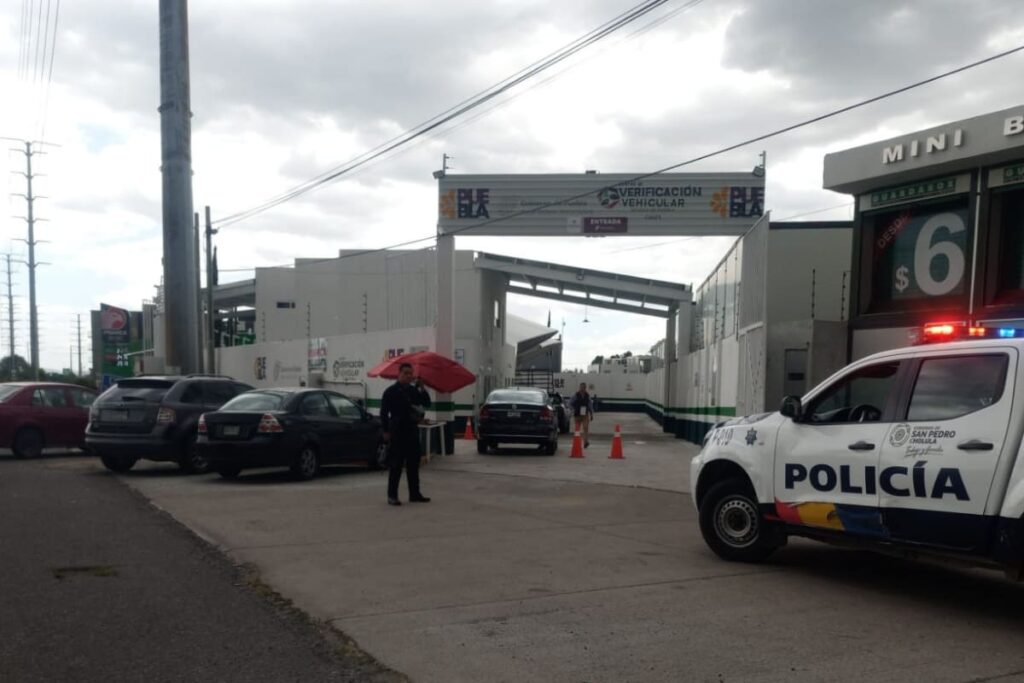 denuncian asalto en fila de verificentro de momoxpan