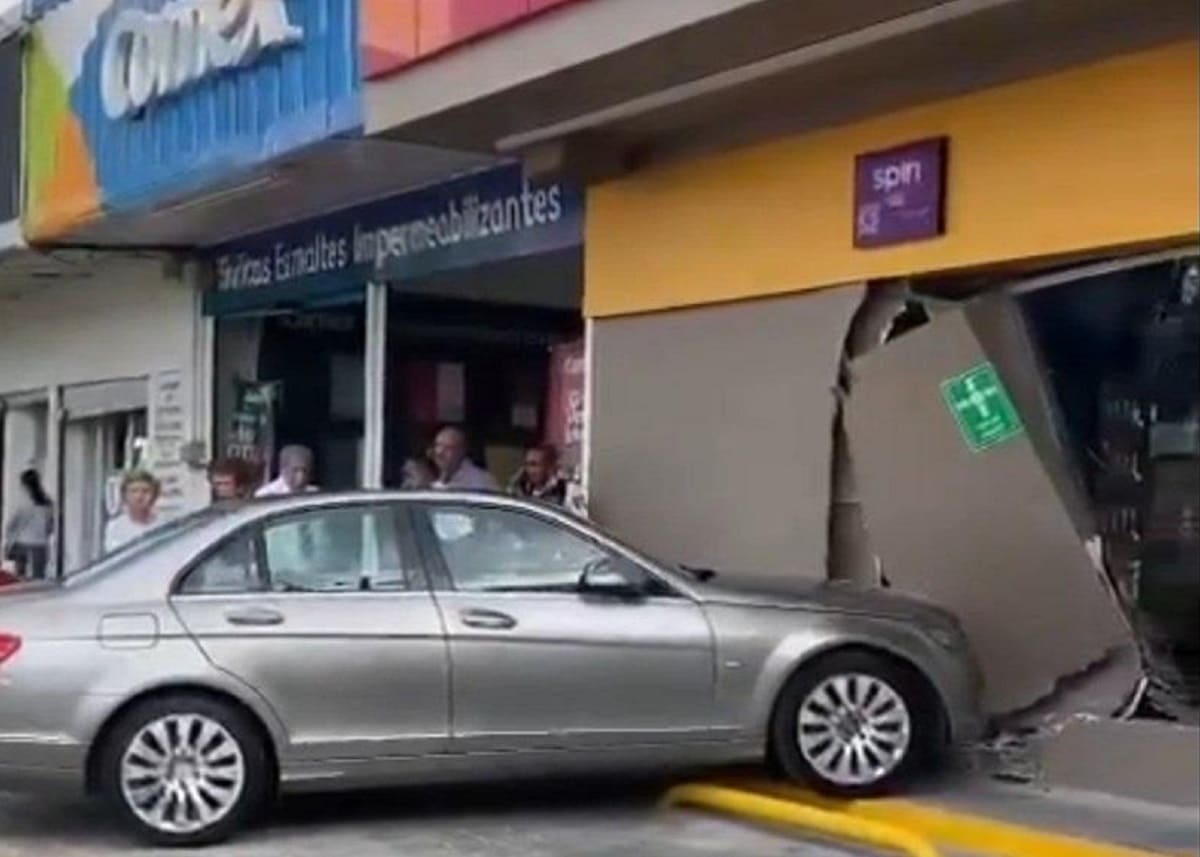 Es Puebla, no lo entenderías: automovilista se mete a Oxxo recién inaugurado en la 31 3 auto choca