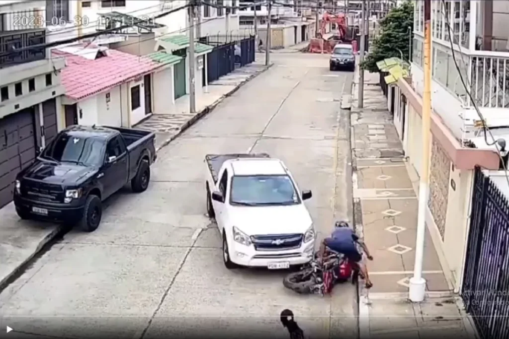 conductor atropella a motocicleta