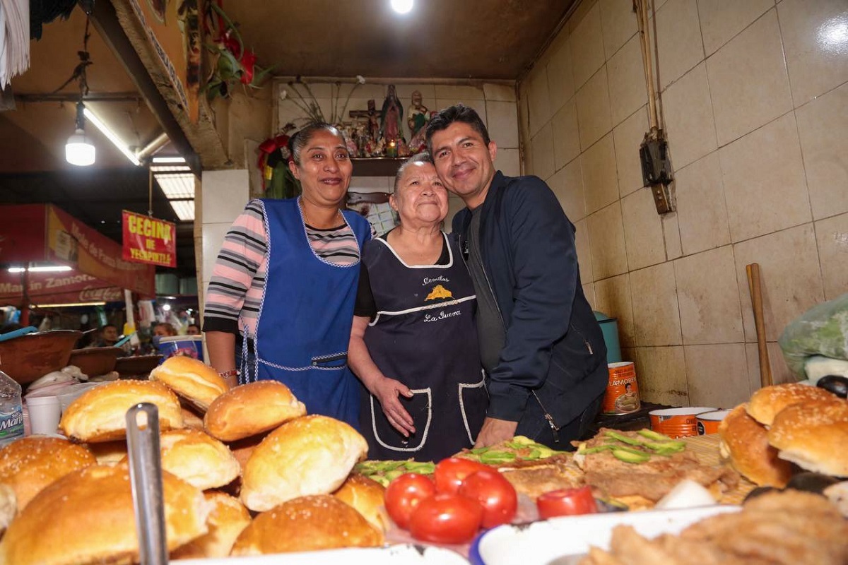 Con cascarita y recorrido en el mercado, Lalo Rivera visita Texmelucan 1 eduardo rivera recorre el estado