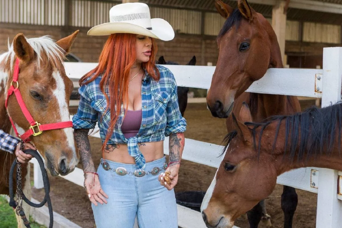 ¿Quién era Elena Larrea? Modelo que rescató caballos maltratados en Atlixco con sus ingresos de OnlyFans 1 elena larrea onlyfans