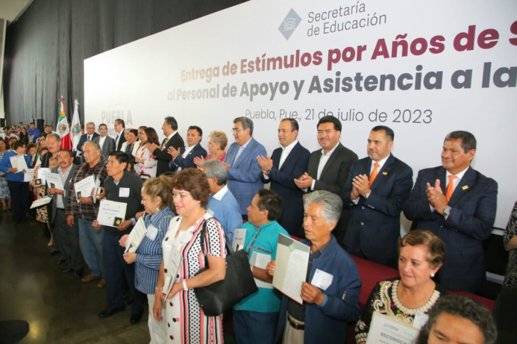 entrega estimulos magisterio poblano
