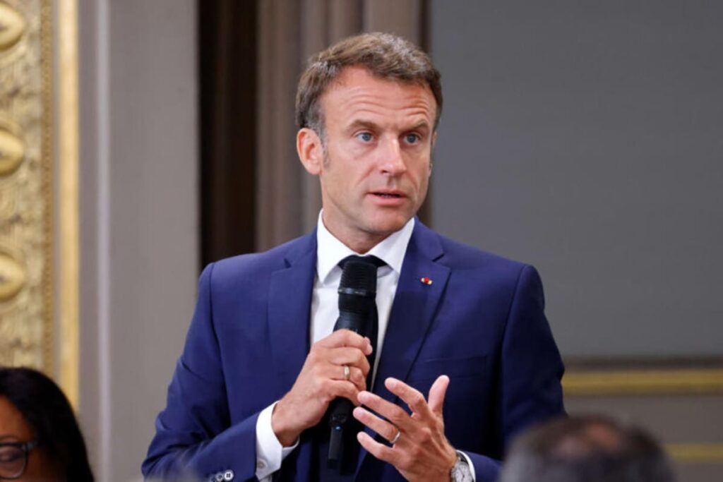 Envían pedazo de dedo a Emmanuel Macron