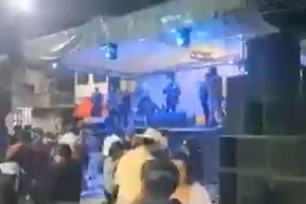 Escenario se derrumba en concierto