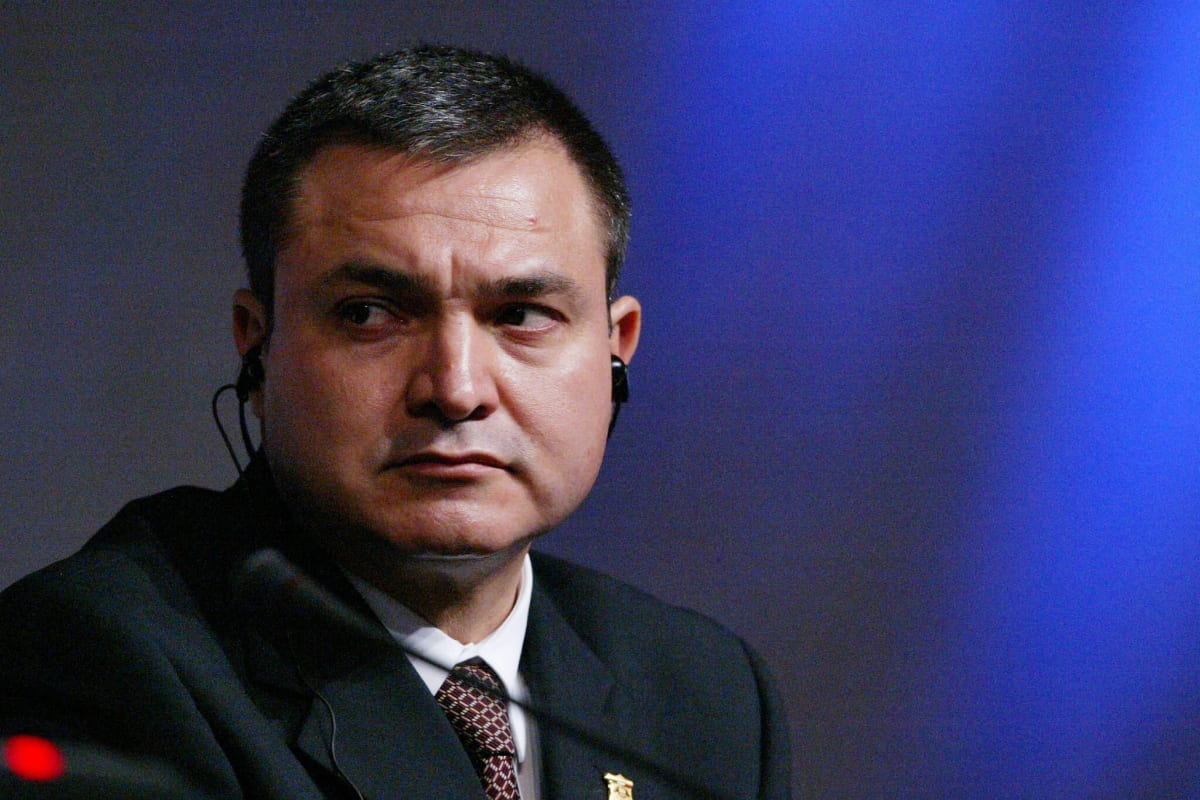 Interpol emite ficha roja contra esposa y hermanos de García Luna