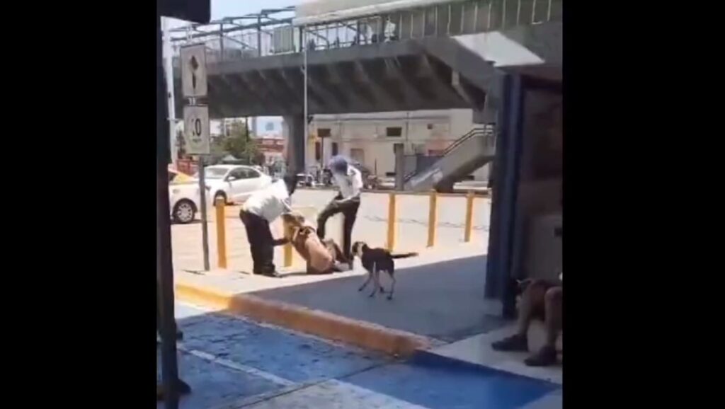 Guardias golpean a indigente en centro comercial de Monterrey